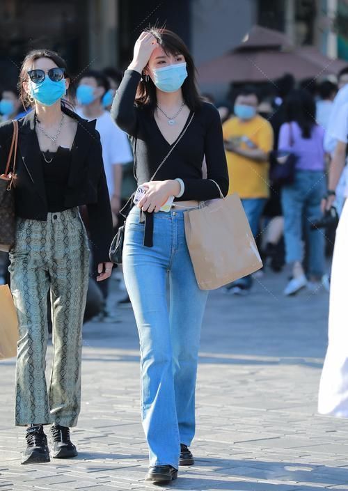 高跟鞋|想要提升个性感,气质女生穿喇叭裤搭配针织短衫,又靓又耐看