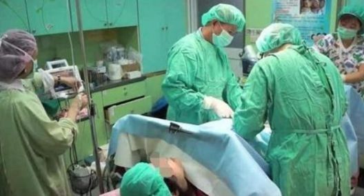 顺产|53岁孕妈顺产宝宝,十天后却又被推进产房,老公心情很忐忑