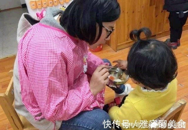 小别离|孩子耍赖不去幼儿园，奶奶“夹”着他走，果然姜还是老的辣！