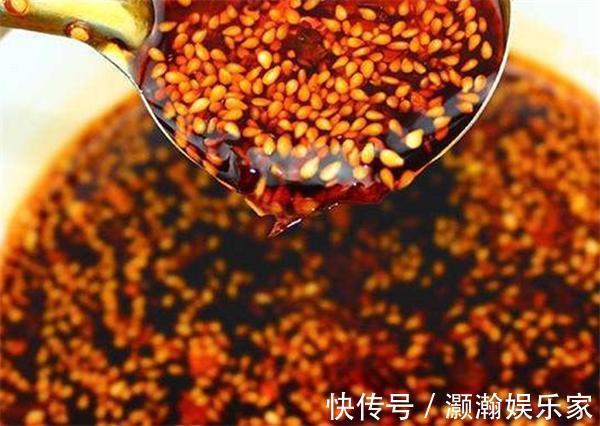 淋热油|做辣椒油时，直接淋热油就错了！大厨教你正确做法，辣椒油香又亮