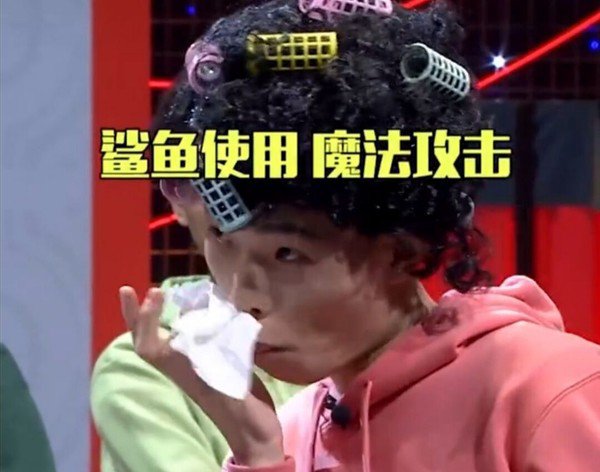 鲨鱼参加光子春晚,与小鹿穿情侣装亮相,粉丝调侃:负心汉