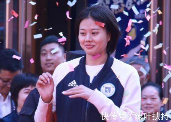 女排姑娘|24岁女排姑娘出席活动，笑起来十分可爱，网友称奥运冠军变胖了