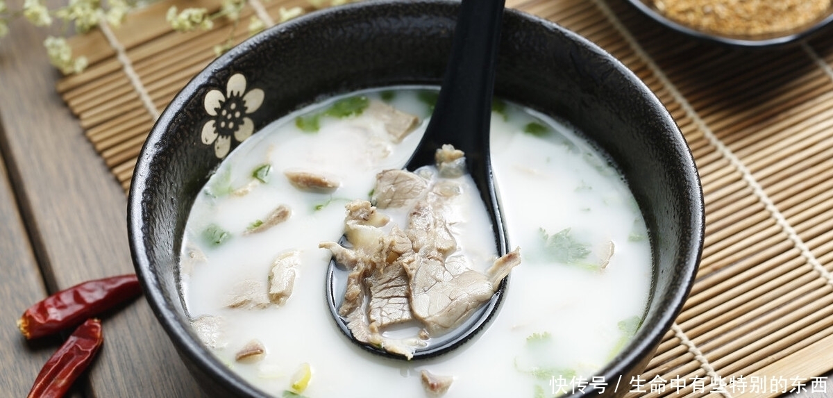 炖羊肉汤时,不要放进过多的调料,只需3样,羊汤奶白鲜美无膻味