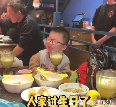 男孩|江苏萌娃吃饭恰逢隔壁桌过生日,立马跑去凑热闹,最终战果颇丰!