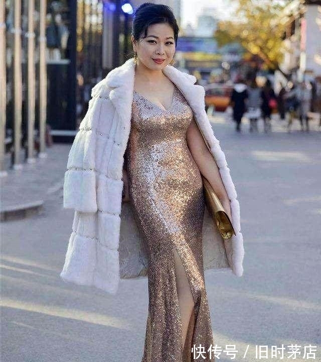 开叉裙|时尚辣妈穿开叉裙出街,女人味十足!