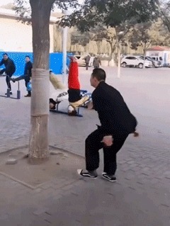 |搞笑GIF趣图:妹子很擅长玩石头剪刀布,一口气拿了五连胜