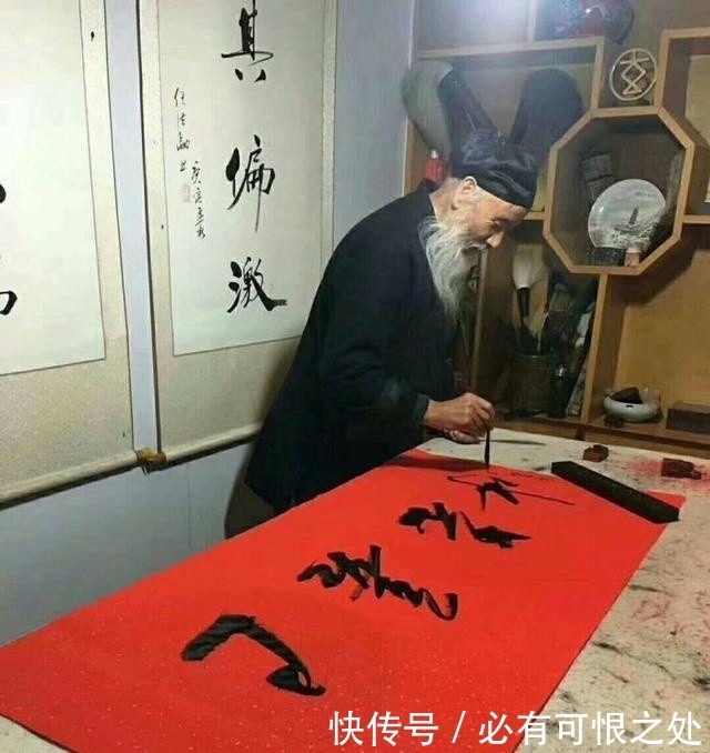 任法融德高望重,现场写书法!网友:太吓人,还是修你的道教吧!