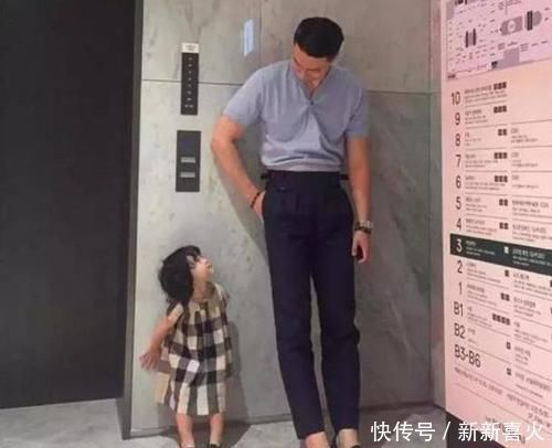 家长|“最嫩爸爸”接女儿放学惹人眼红,老师怀疑早恋,妈妈无奈亲爹