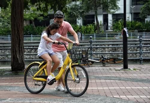 孩子|女孩因一部手机差点被毁了：其实真正独立的孩子是被爸妈疼出来的