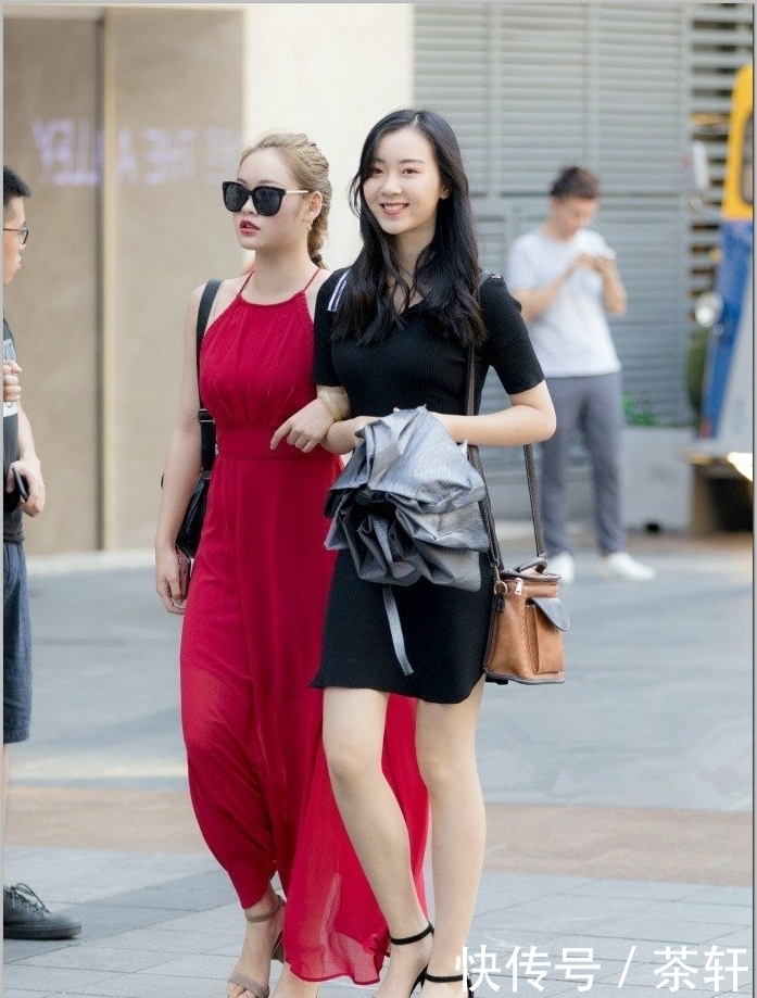 妩媚|街拍:清秀小姐姐穿背心搭紧身裤,妩媚的撩着自己的秀发,很迷人