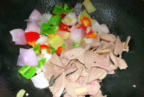 炒猪肝直接下锅炒?难怪又腥又老,多加1个步骤,猪肝又滑又嫩