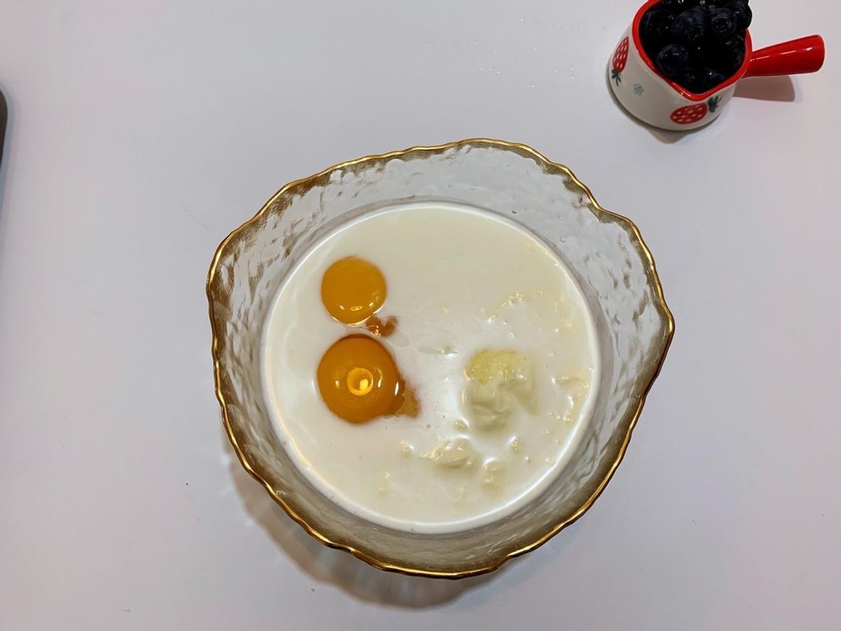 用蓝莓做一份蛋挞吃,每个都酸酸甜甜,香甜可口