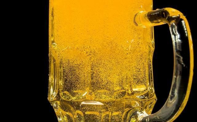 啤酒喝着好苦还胀肚？那是因为你根本不会喝。教你三招，来看看吧