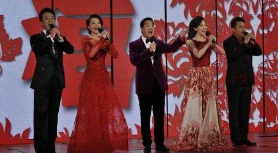 董卿愿意出山主持跨年？春晚最强阵容难得重聚，12位主持是大咖