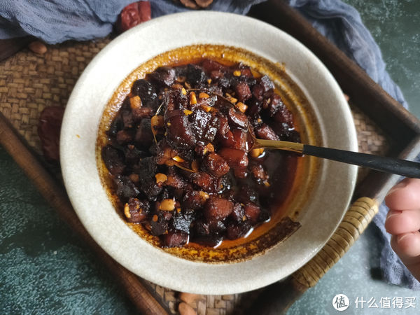 香菇酱不用买了，在家就能做，酱香浓郁无添加，拌米拌饭都合适