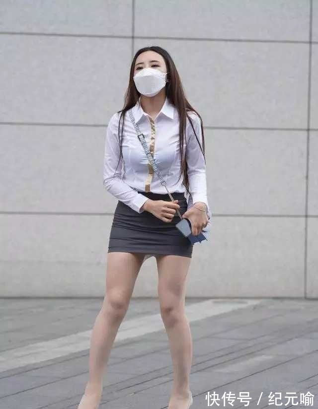 白色 短裙搭配白色衬衫也很性感