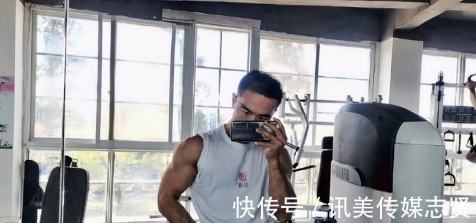 人鱼|肌肉小哥被迫营业,胸肌发达,人鱼线漂亮,太好看了!