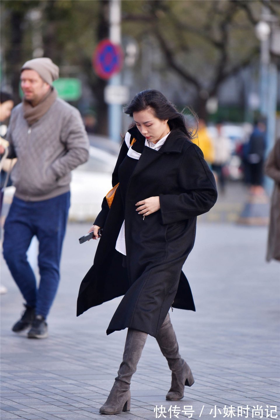 有色彩 有一种冬季穿搭很火,过膝靴搭配过膝风衣,时尚又高级