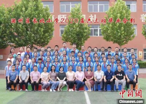 山西一老师收集89张毕业照 寻找跨越30余年的学校记忆