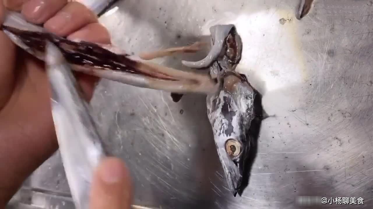 煎带鱼不粘锅不碎的小技巧,全程讲解详细,担保外形美观酥脆诱人