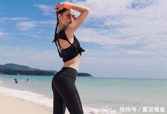 紧身|街拍羞涩可人的打底裤小姐姐，展现高挑身段，傲人身材不一般