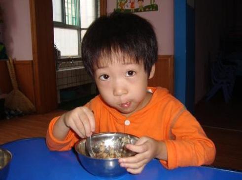 一日三餐|7岁女童2年没长个,只因常吃2种饭,儿科医生别再给孩子喂了