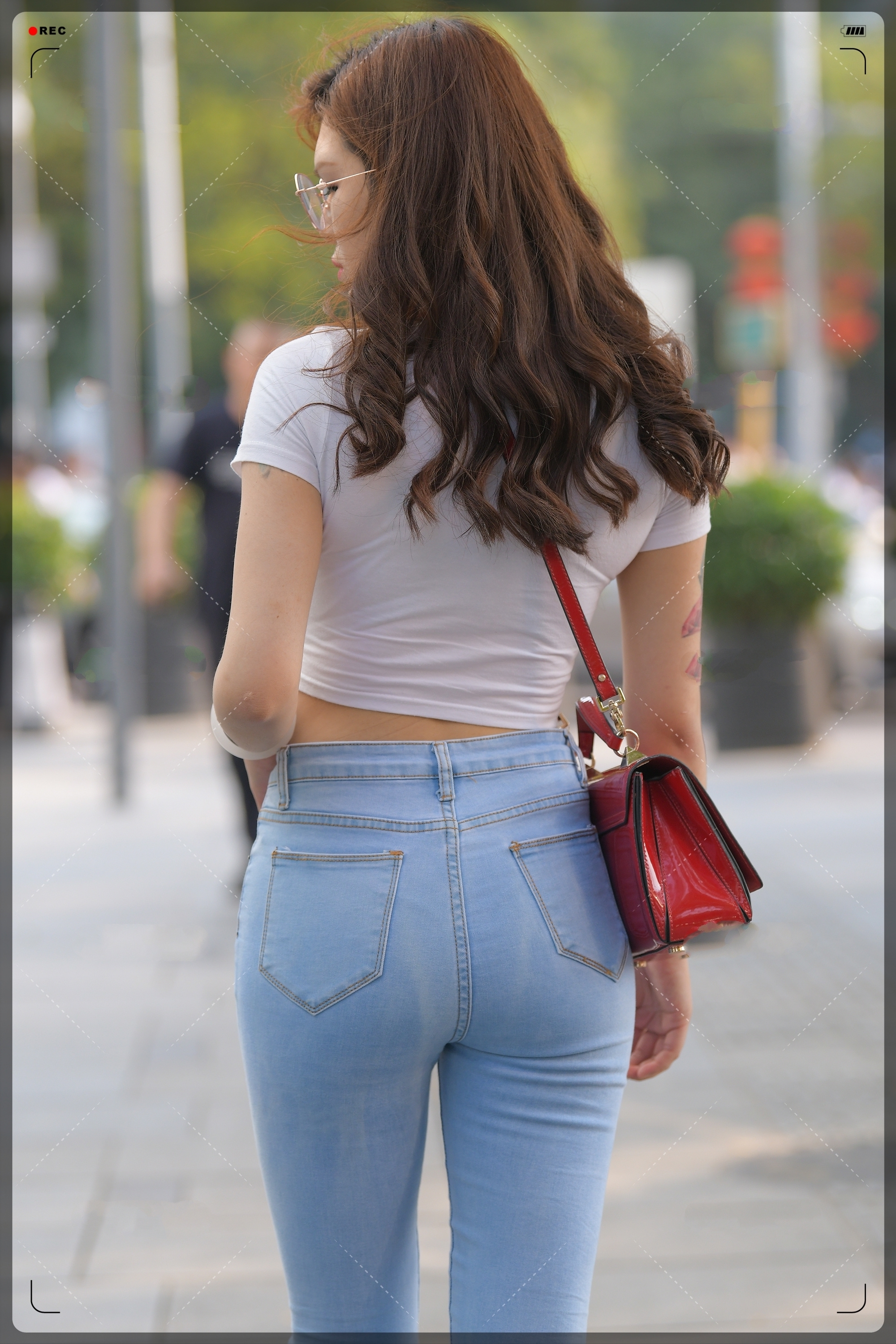 高跟鞋 白色短款T恤搭配高腰牛仔裤,青春养眼,富有活力