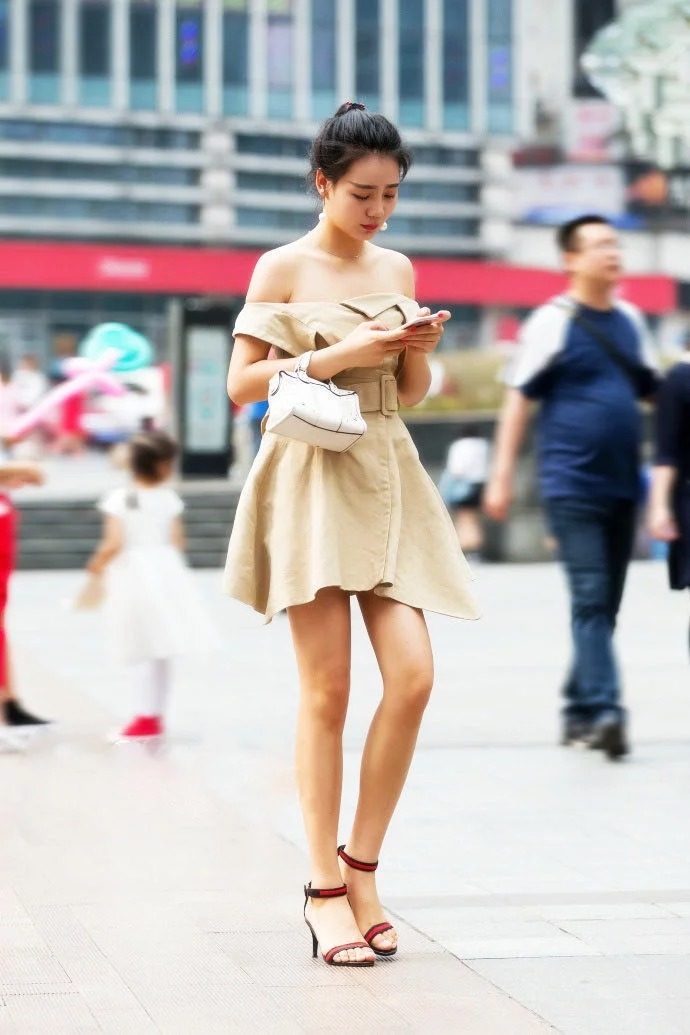 街拍：长发披肩的小美女，身穿个性潮装，笑容甜美可爱