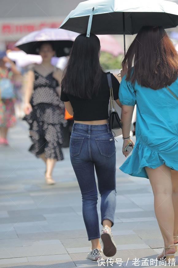 牛仔裤|街拍：白皙的女生都偏爱黑色穿搭，搭配牛仔裤，显身材又显成熟气质