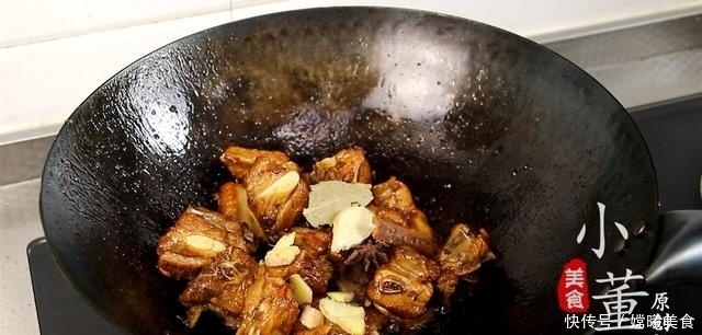 红烧排骨,很多人都做错了,小董教你秘制做法,简单又好吃