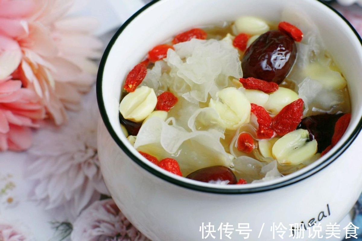 美味银耳莲子羹,营养丰富滋补身体,一个电饭锅就可以做