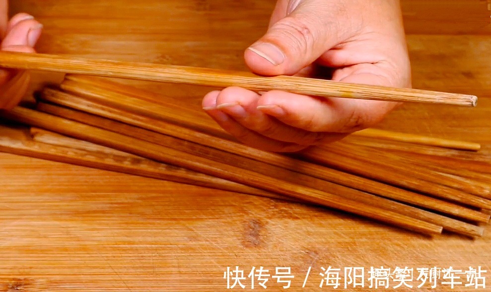 家中的筷子，用水煮已经过时了！大厨教你这样做，干净快速又卫生