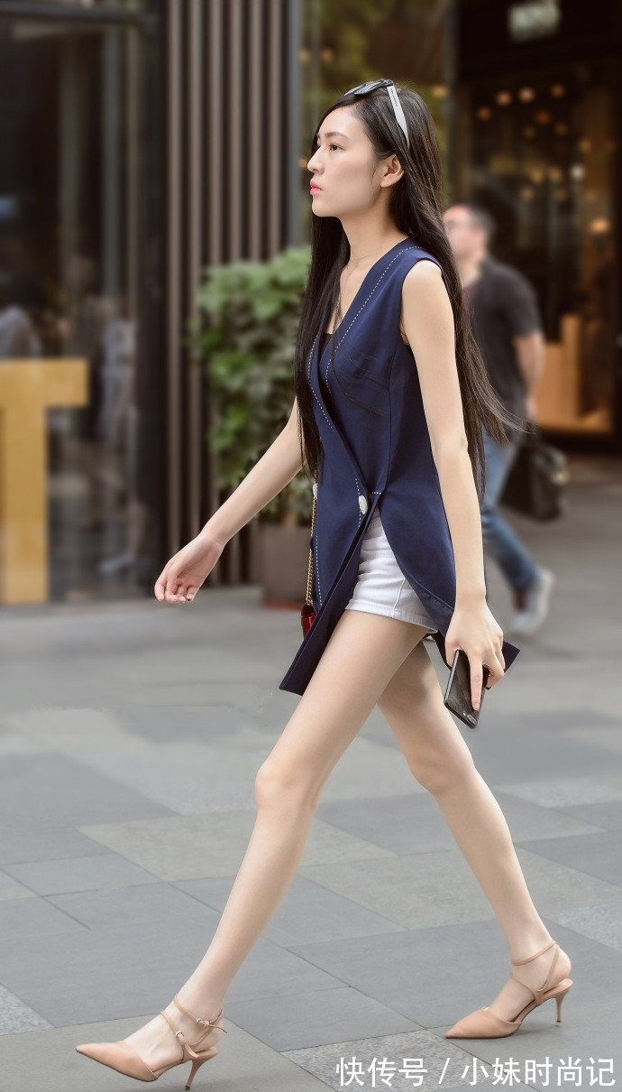 街拍 成都街拍,纯白色衬衫搭配白色不规则短裙,简约又百搭