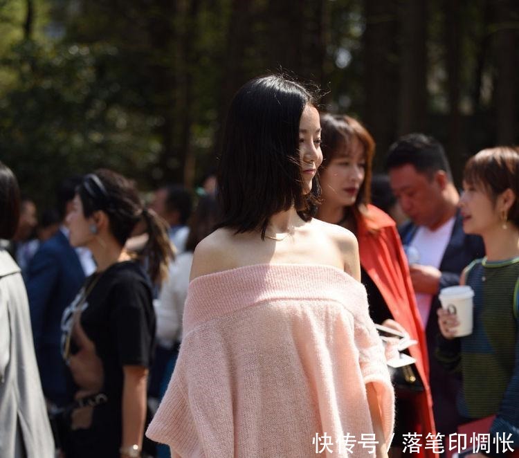 街拍 粉色抹胸毛衣让美女成了镜头的焦点！