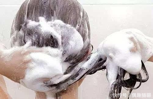 头发洗完隔天油?内行人:洗头时不仔细这4点,干性发质也易油!