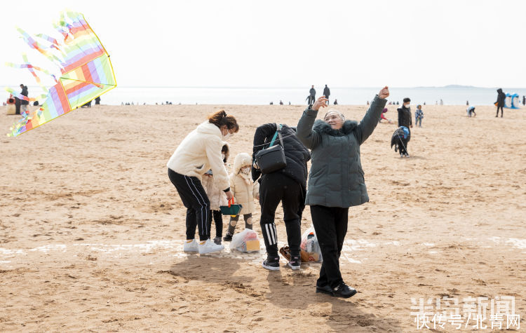 中年|海边撒欢儿！青岛石老人海水浴场人们尽享休闲时光