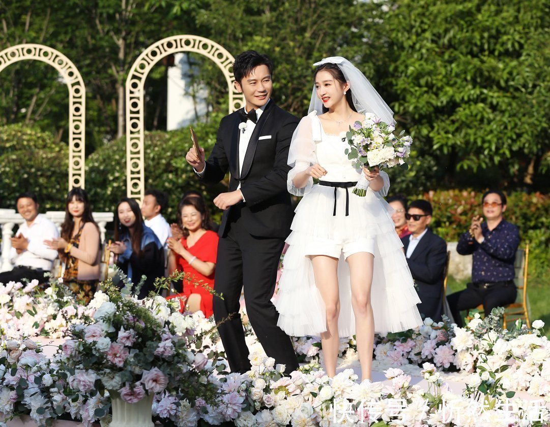 有种“偏心”叫跑男对关晓彤，全体女嘉宾都穿婚纱裙，就她搞特殊