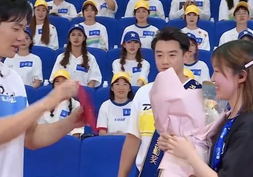 嘉賓|姚譯添為“全勤”人員發(fā)獎(jiǎng)勵(lì),但他卻忘記了一個(gè)人,嘉賓也未曾記起