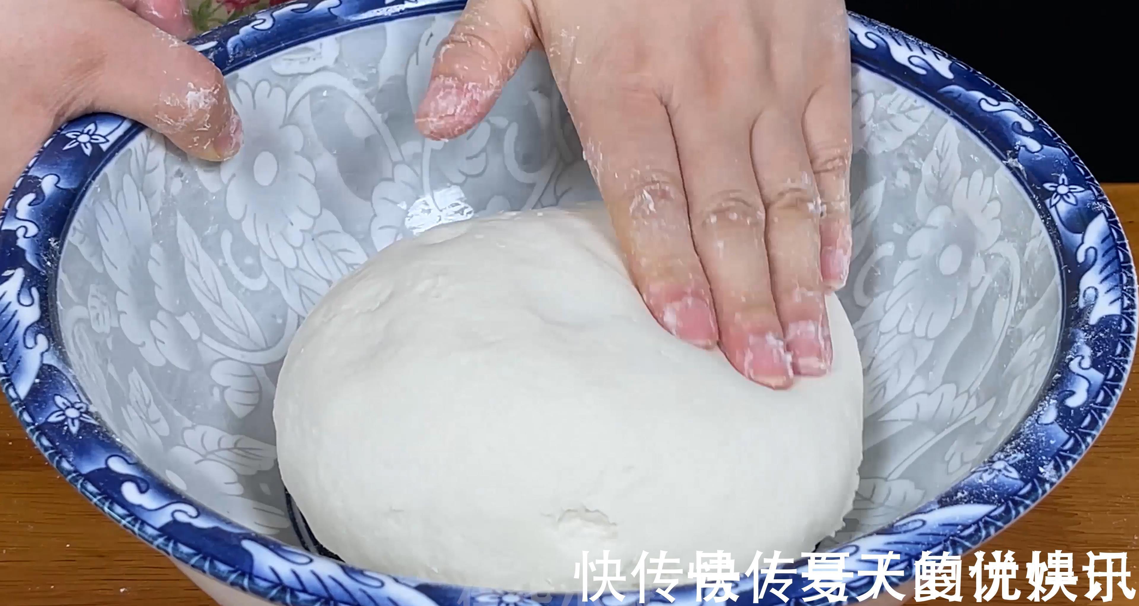 早餐店的葱油饼为什么好吃？原来做法简单，学会就可以摆摊了