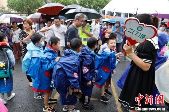 台风|上海防御台风“灿都”：上海市中小学幼儿园13日下午和14日全天停课