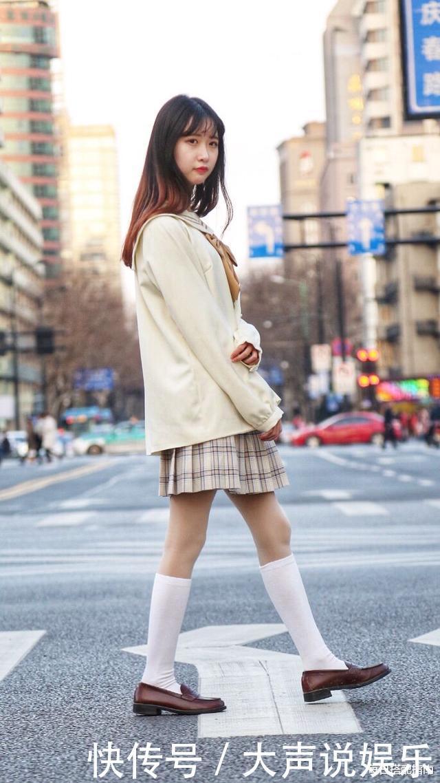 优雅|今年火了一种穿搭,叫“格纹半裙+外套”,优雅时髦显气质