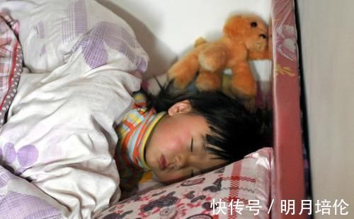 奶奶|奶奶带娃身高猛涨，妈妈带娃却停止发育，医生：都是午睡惹的祸