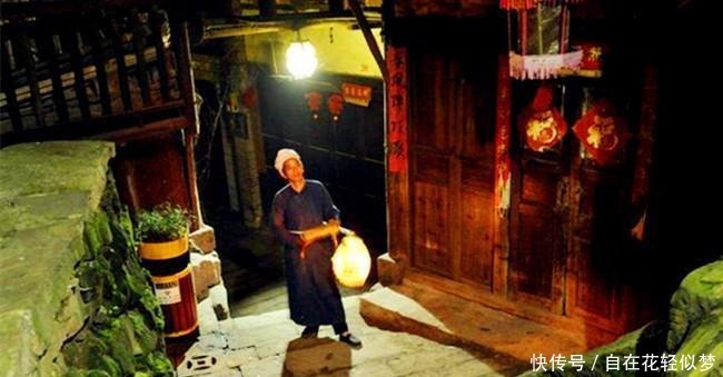 游荡在夜色中的古代打更人, 除了打更报时, 据说还要兼任这个差事