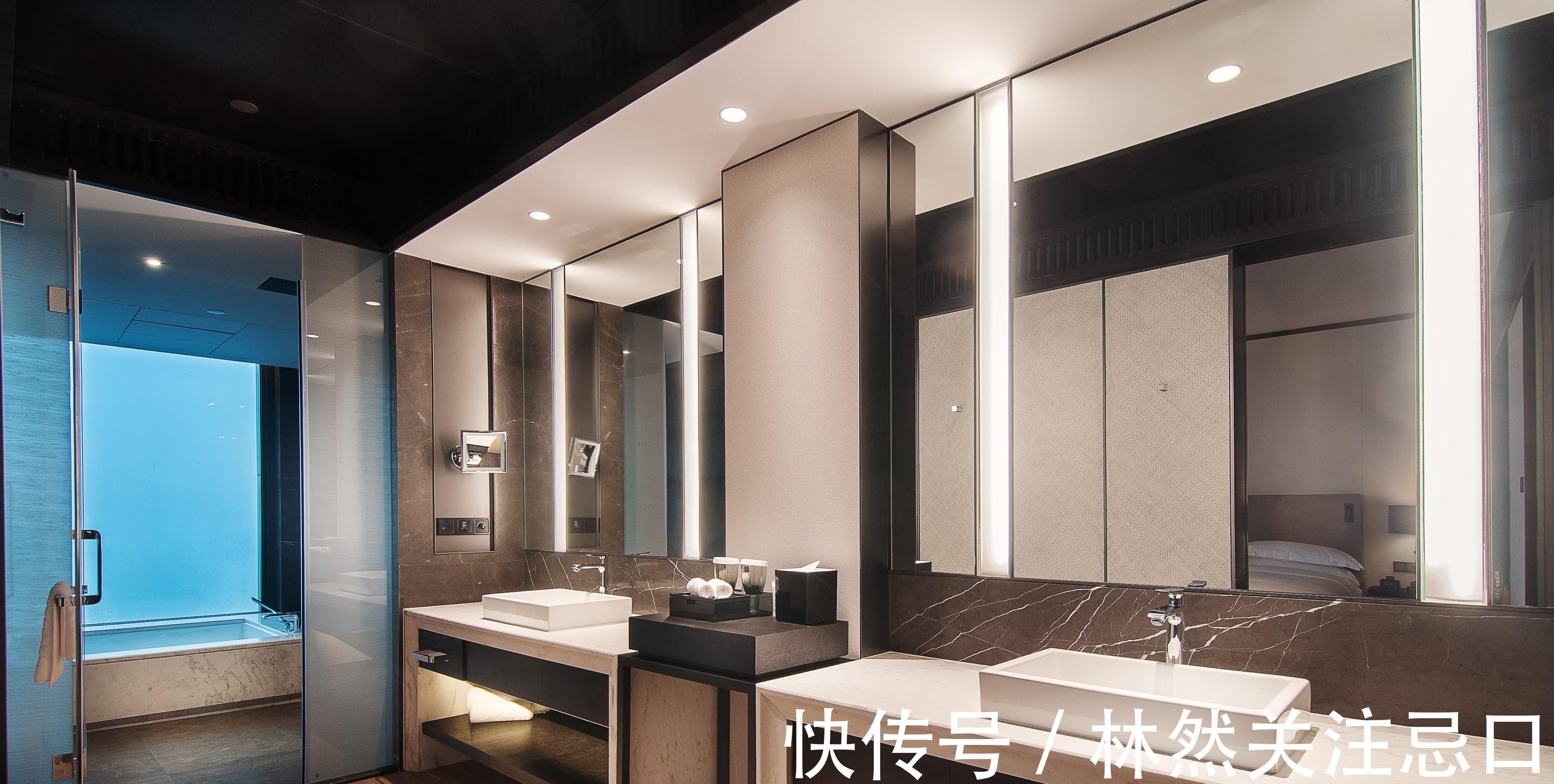 卫浴间|现在装浴帘太落后了,土里土气的!聪明人都装这种淋浴房,好看!