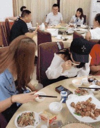 |搞笑GIF:吃货妹子真是伤不起啊,坐个席拿这么大的袋子呢