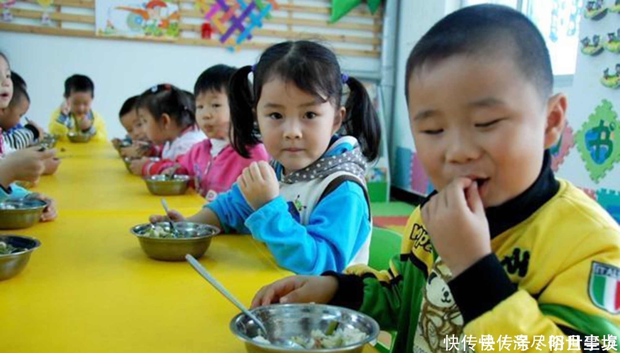 小美|为啥多数孩子觉得“幼儿园饭菜香”?看透这些,妈妈就不难受了