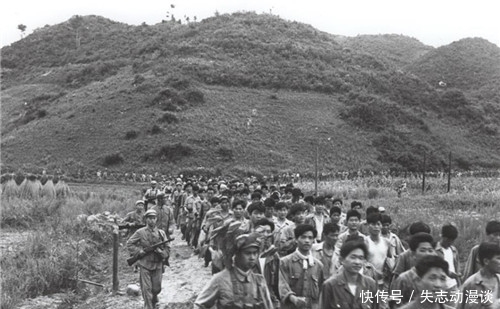 战役|韩军士兵掉队，傻乎乎跟着志愿军，奉上口令“欧巴”，被匕首了结