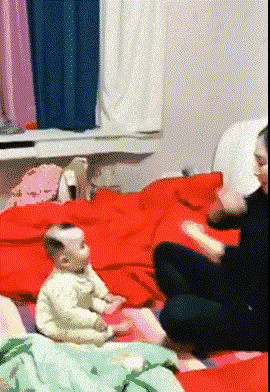 |搞笑GIF:阿姨,你就不能等它凉了之后再吃吗?