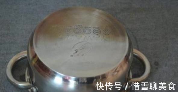 不锈钢锅发黑难清理教你用上这一招，立马像新的一样