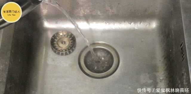 下水道口经常异味飘出,原来倒一碗水就能解决,能早些知道就好了!